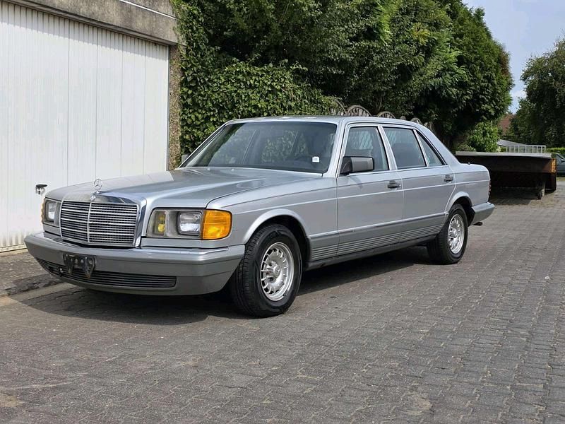 Grau Gebraucht 1985 Mercedes 500 Limousine | 14.999 € - Bild 1/4