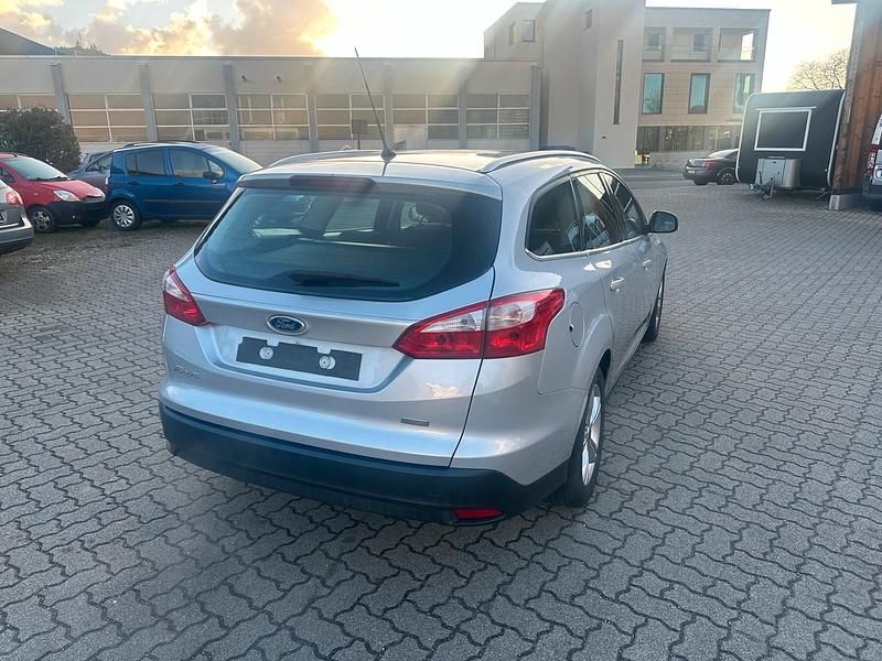 Gebraucht Ford Focus Trend 125 PS (91 kW) 2012 Grau Kombi