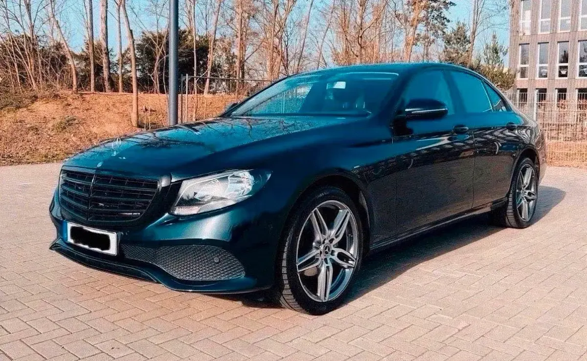 Gebraucht Mercedes E220 AMG 194 PS (142 kW) 2016 Grün Limousine