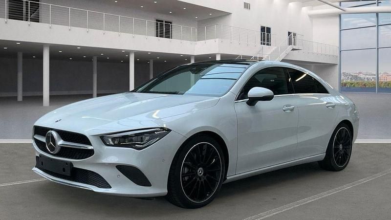 Weiß Gebraucht 2021 Mercedes CLA200 AMG Limousine | 32.889 € (Fairer Preis) - Bild 1/4
