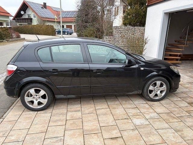 Second-hand Opel Astra 105 CP (77 kW) 2004 Negru Berlinǎ
