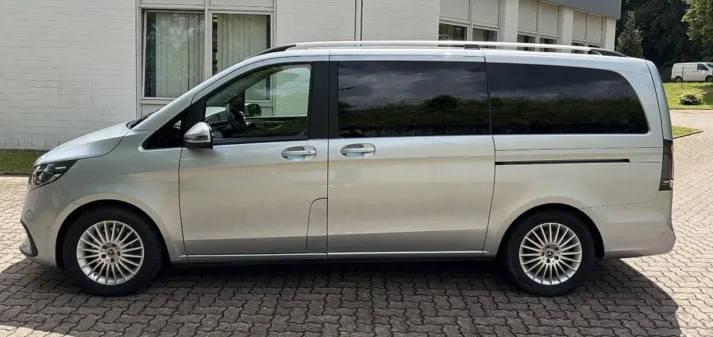 Gebraucht Mercedes V250 Style 190 PS (139 kW) 2025 Silber Van / Kleinbus