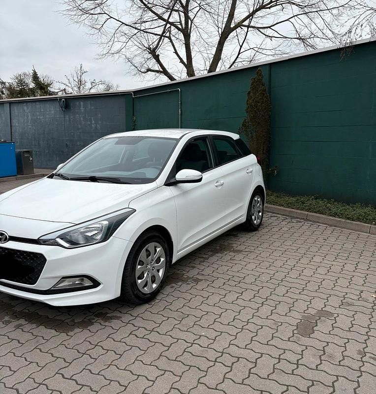 Gebraucht Hyundai i20 75 PS (55 kW) 2017 Weiß Kleinwagen