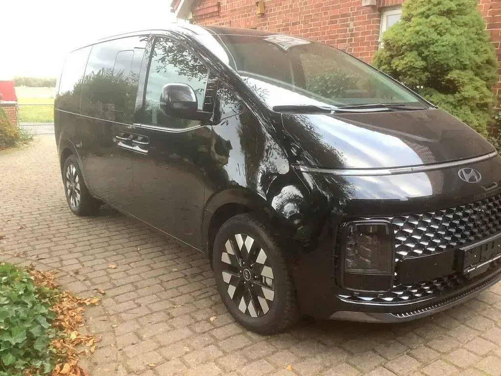 Gebraucht Hyundai Staria Signature 224 PS (164 kW) 2025 Schwarz Van / Kleinbus