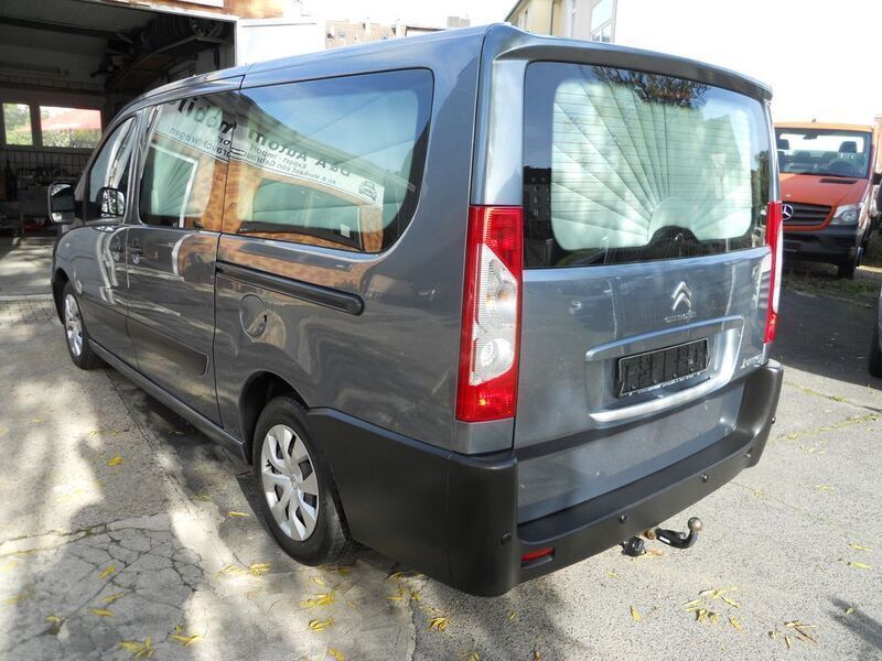 Grau Gebraucht 2016 Citroën Jumpy Van / Kleinbus | 20.111 € - Bild 1/4