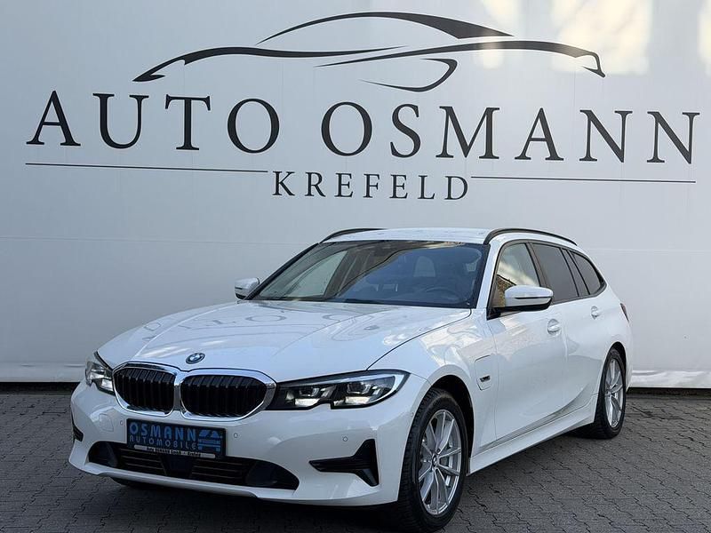 Alpinweiss iii Gebraucht 2022 BMW 330e Advantage Kombi | 25.650 € (Superpreis) - Bild 1/4