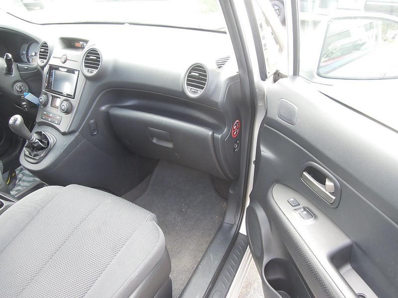 Gebraucht Kia Carens LX 144 PS (105 kW) 2008 Silber Van / Kleinbus