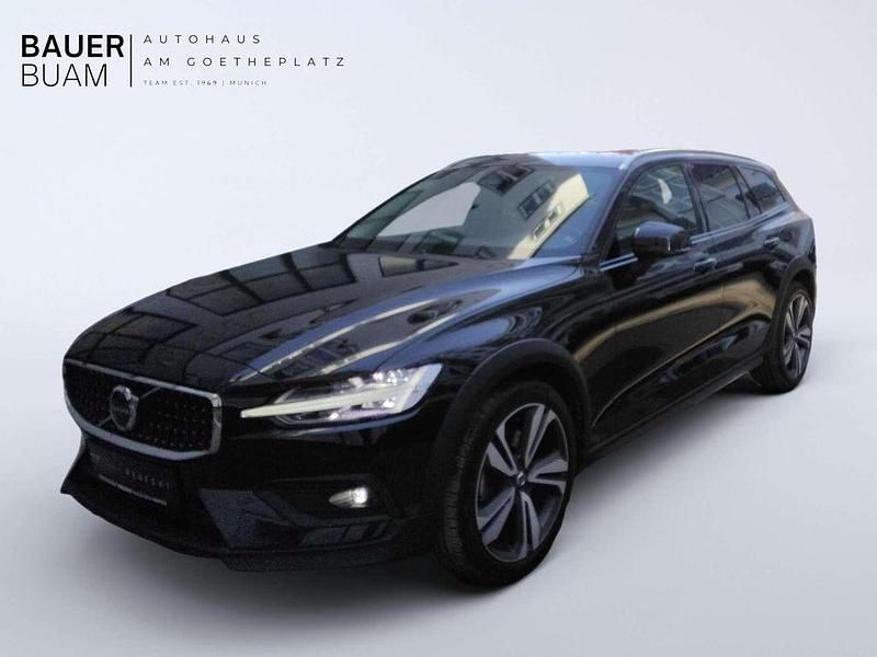 Gebraucht Volvo V60 CC Plus 197 PS (144 kW) 2022 Onyx black Kombi