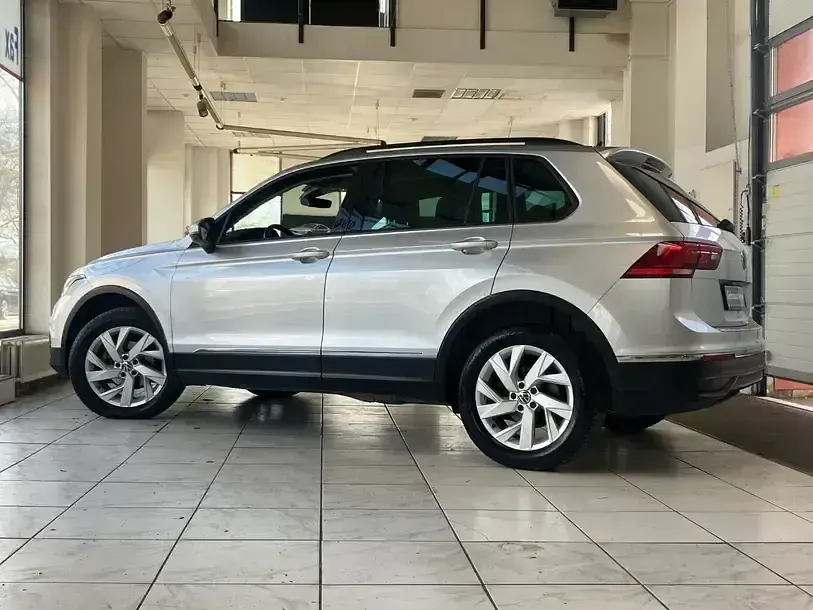 Gebraucht VW Tiguan Life 150 PS (110 kW) 2023 Reflexsilber (metallic) SUV