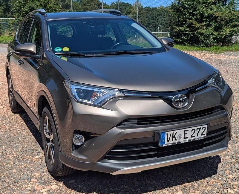 Braun Gebraucht 2016 Toyota RAV4 Comfort SUV | 11.500 € (Guter Preis) - Bild 1/4