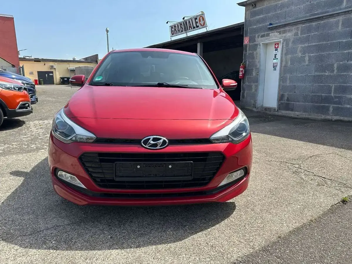 Gebraucht Hyundai i20 Classic 101 PS (74 kW) 2017 Rot Limousine