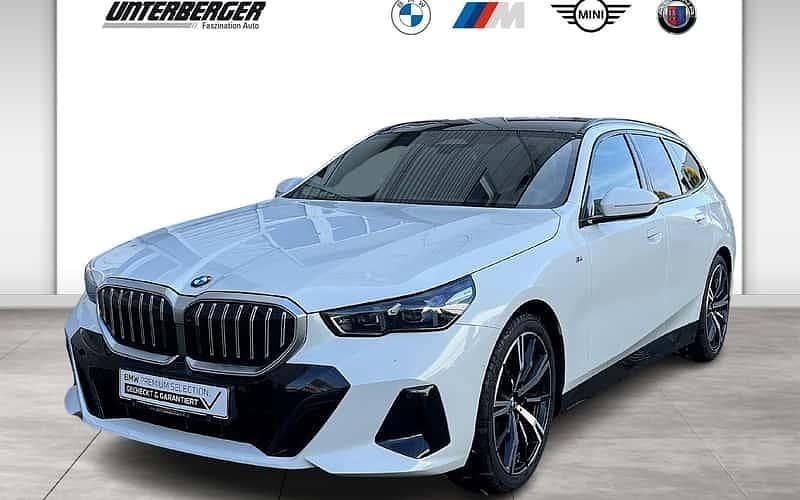 Weiß Gebraucht 2025 BMW 520 M Sport Kombi | 54.880 € (Guter Preis) - Bild 1/4