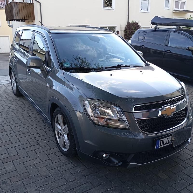 Grau Gebraucht 2012 Chevrolet Orlando Limousine | 5.900 € (Fairer Preis) - Bild 1/4