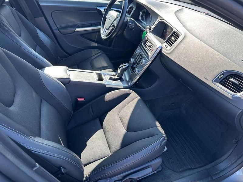 Gebraucht Volvo V60 190 PS (139 kW) 2017 Osmium grey Kombi