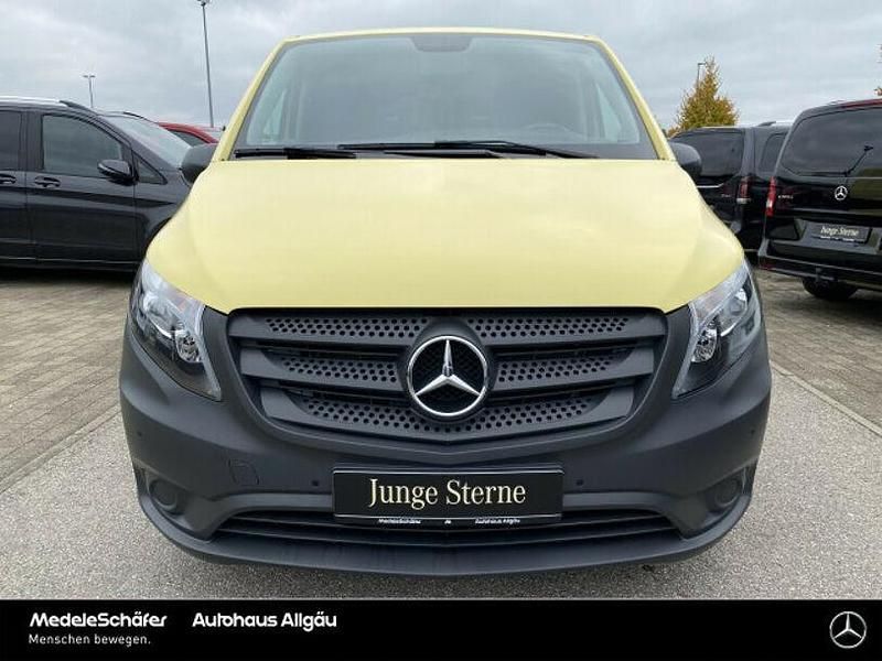 Gebraucht Mercedes Vito 163 PS (119 kW) 2023 Gelb Van