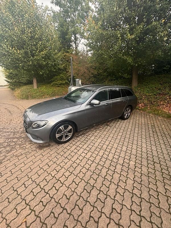 Grau Gebraucht 2019 Mercedes E220 Kombi | 15.500 € (Superpreis) - Bild 1/4