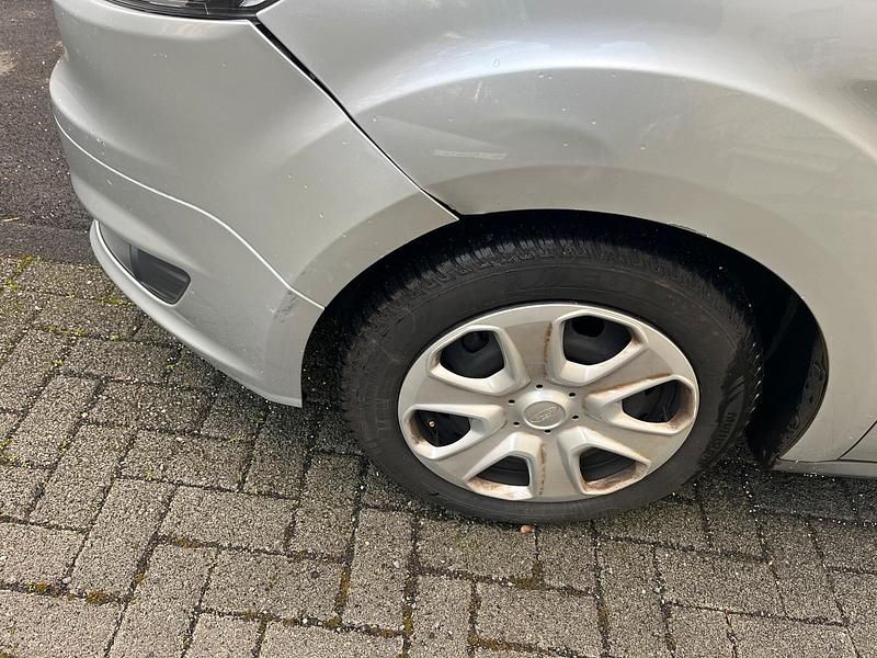 Gebraucht Ford Tourneo Courier 101 PS (74 kW) 2018 Silber Van / Kleinbus