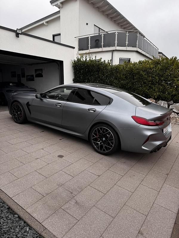 Grau Gebraucht 2021 BMW M8 Competition Edition Limousine | 79.900 € (Fairer Preis) - Bild 1/4