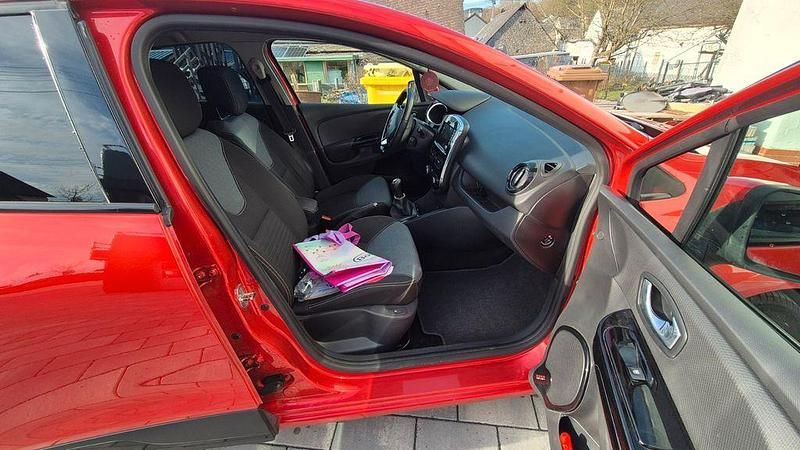 Gebraucht Renault Clio IV Luxe 90 PS (66 kW) 2015 Rot Limousine