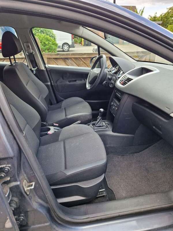 Grau Gebraucht 2011 Peugeot 207 Tendance Limousine | 2.300 € (Fairer Preis) - Bild 1/4