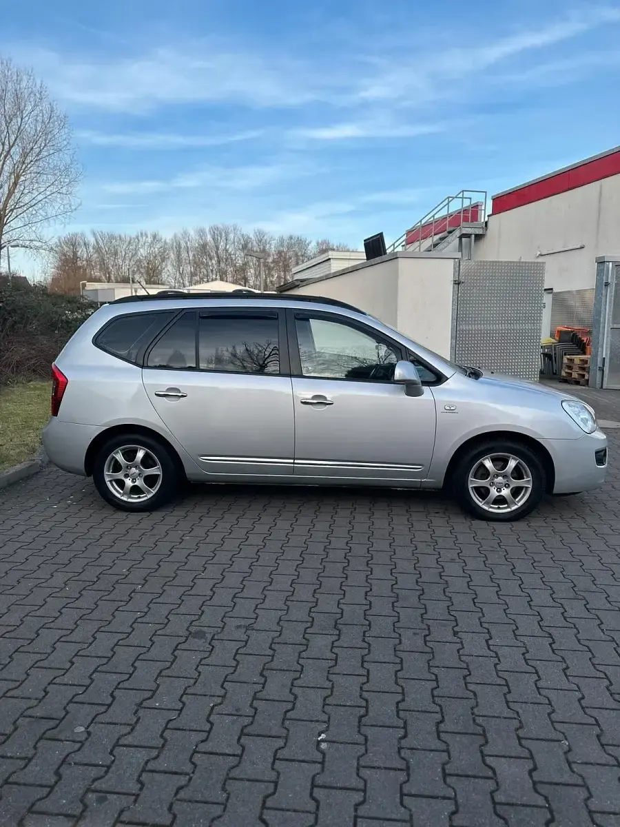 Gebraucht Kia Carens 140 PS (102 kW) 2009 Grau Van / Kleinbus