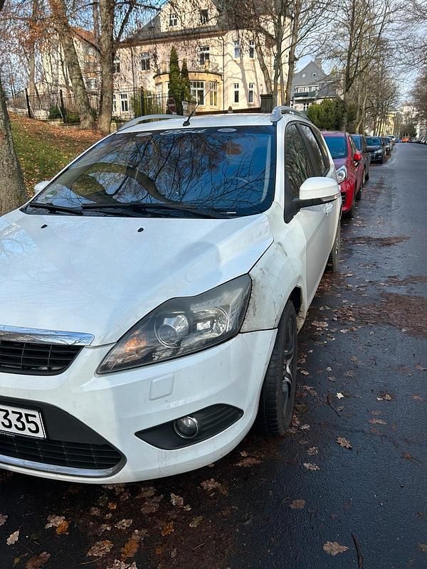 Weiß Gebraucht 2010 Ford Focus Kombi | 1.100 € (Superpreis) - Bild 1/4