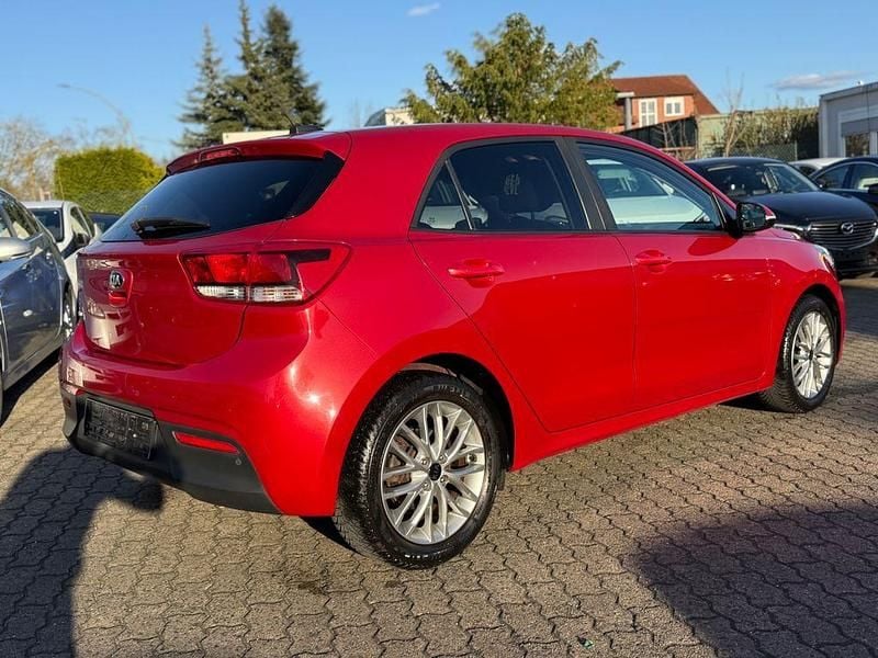 Gebraucht Kia Rio DREAM-TEAM Edition 84 PS (61 kW) 2017 Rot Limousine