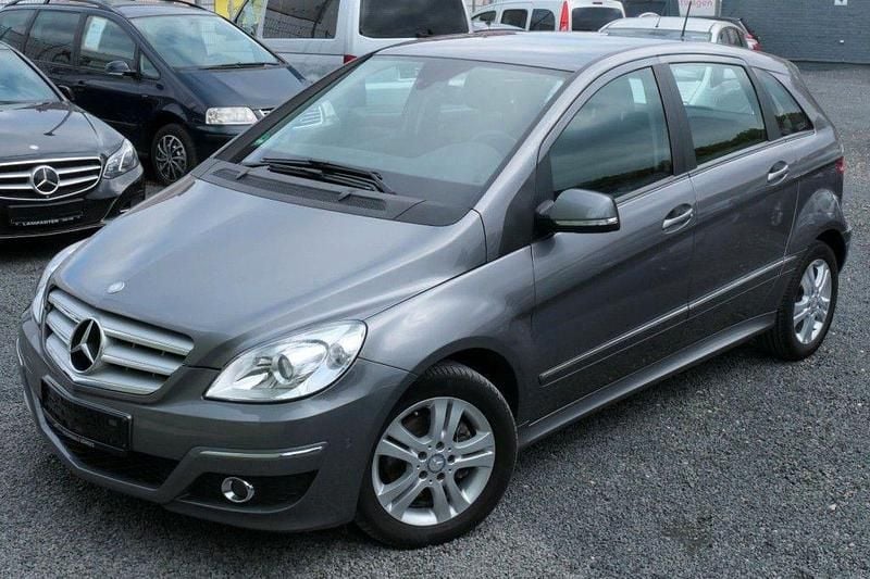 Grau Gebraucht 2012 Mercedes B180 Van / Kleinbus | 7.490 € (Guter Preis) - Bild 1/4