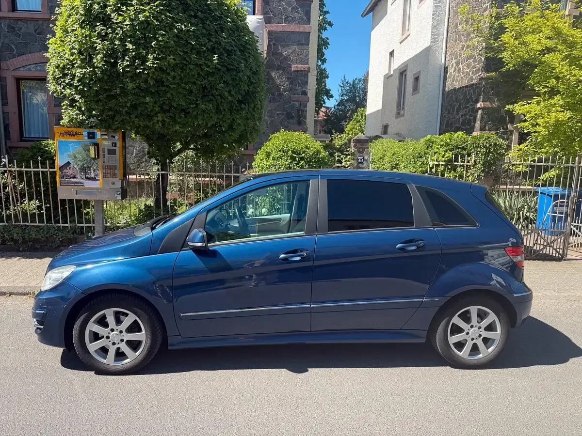 Gebraucht Mercedes B200 140 PS (102 kW) 2010 Blau Van / Kleinbus