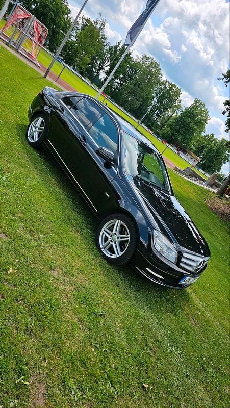 Schwarz Gebraucht 2011 Mercedes C350 Limousine | 10.500 € (Teuer) - Bild 1/4