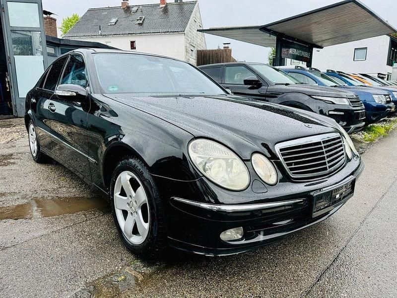 Schwarz Gebraucht 2002 Mercedes E220 Avantgarde Limousine | 3.990 € (Teuer) - Bild 1/4