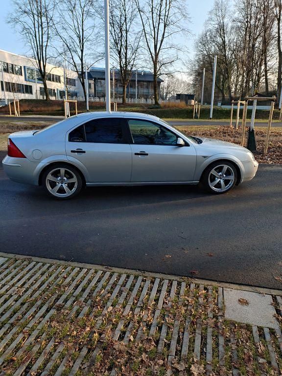 Gebraucht Ford Mondeo 145 PS (106 kW) 2001 Silber Limousine