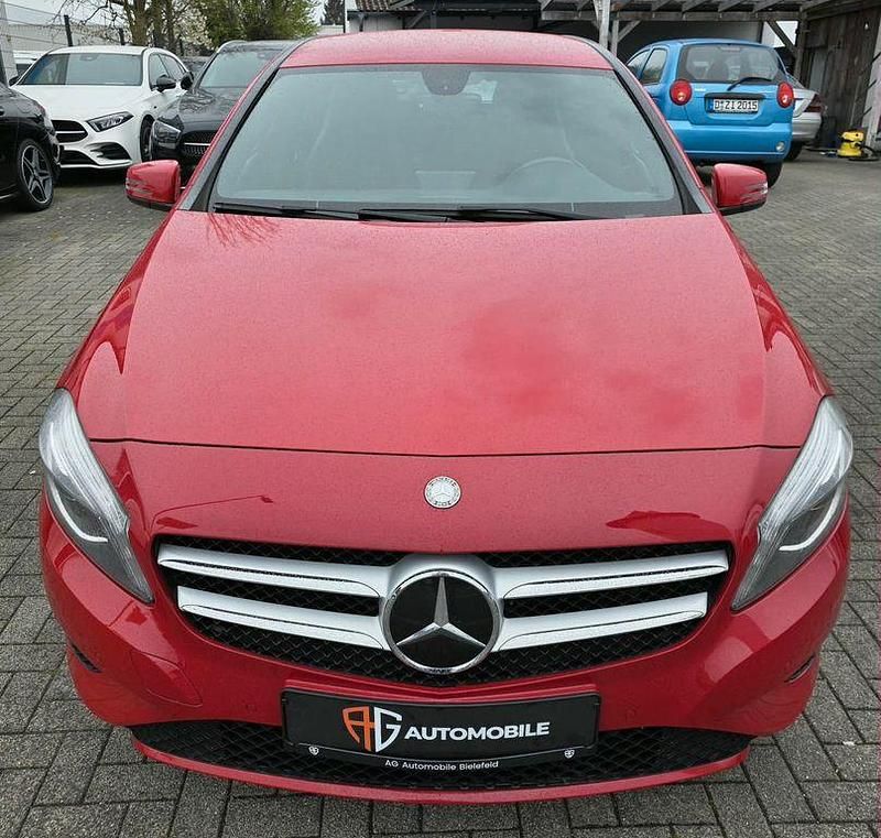 Gebraucht Mercedes A180 122 PS (89 kW) 2013 Rot Limousine