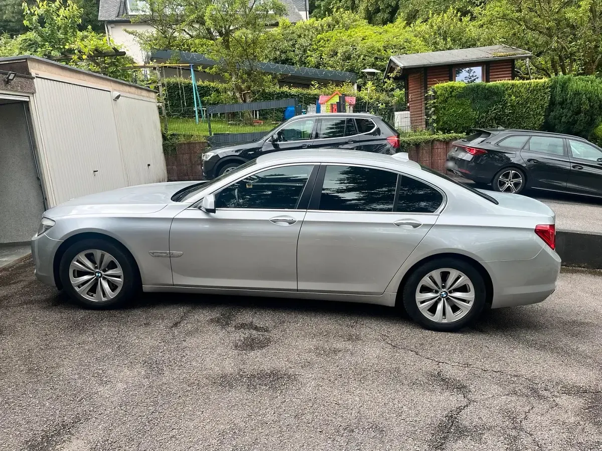 Gebraucht BMW 740 326 PS (239 kW) 2010 Grau Limousine