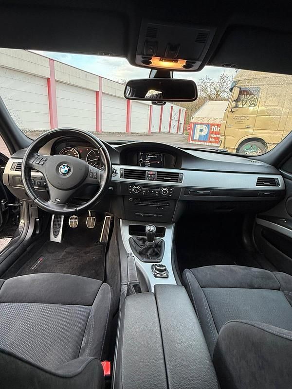 Gebraucht BMW 320 170 PS (125 kW) 2011 Schwarz Limousine