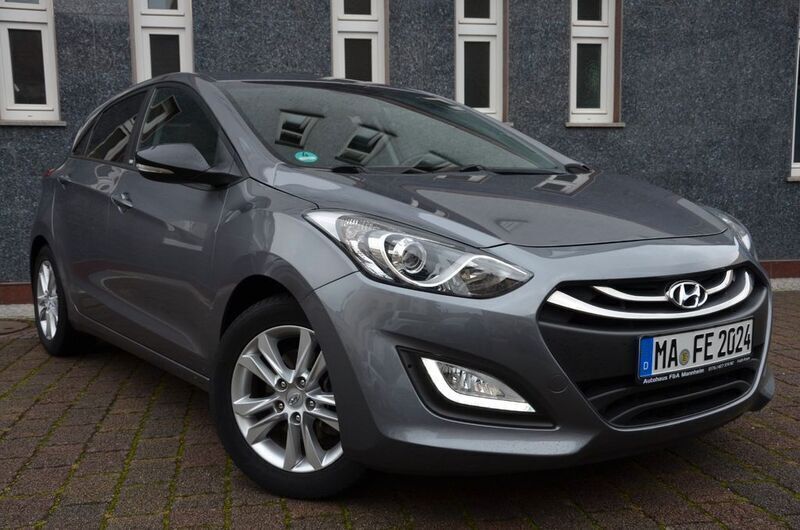 Grau Gebraucht 2014 Hyundai i30 Edition Limousine | 7.990 € (Guter Preis) - Bild 1/4