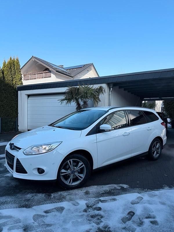 Weiß Gebraucht 2013 Ford Focus Kombi | 4.500 € (Fairer Preis) - Bild 1/4