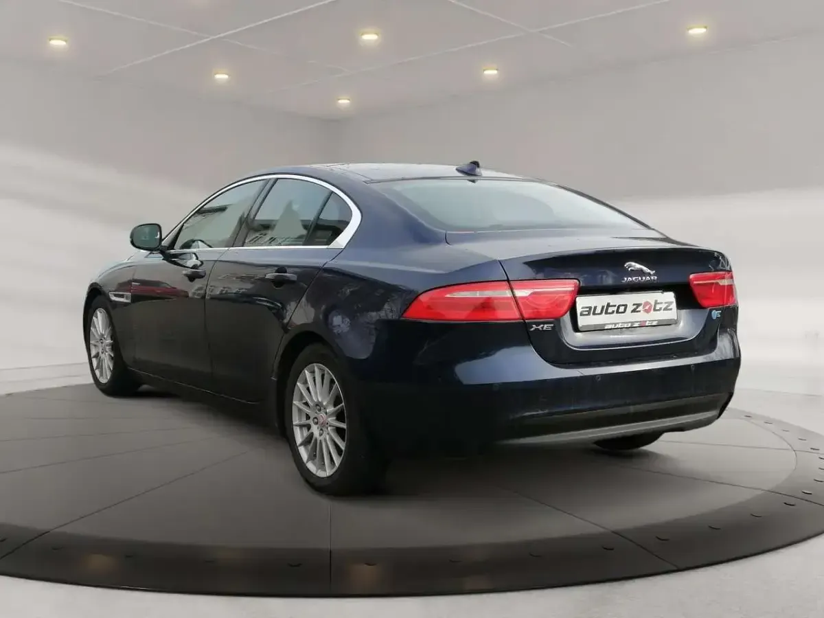 Gebraucht Jaguar XE Prestige 163 PS (119 kW) 2016 Loire blue Limousine