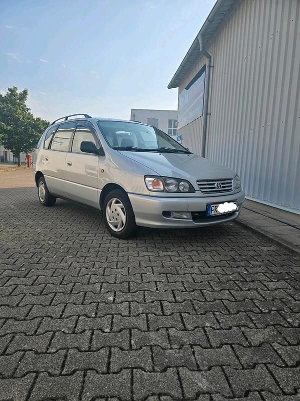 Silber Gebraucht 1997 Toyota Picnic Van / Kleinbus | 5.490 € - Bild 1/1