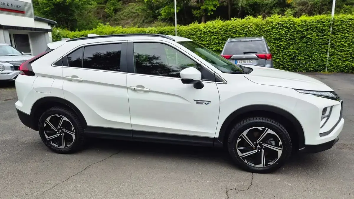 Używany Mitsubishi Eclipse Cross Basis 188 KM (138 kW) 2024 Biały SUV