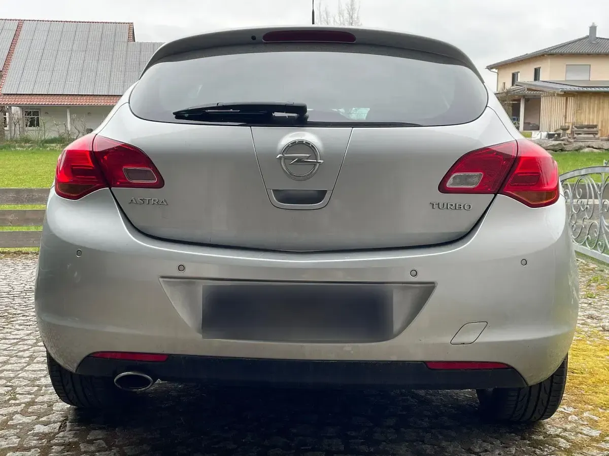 Gebraucht Opel Astra 140 PS (102 kW) 2012 Limousine