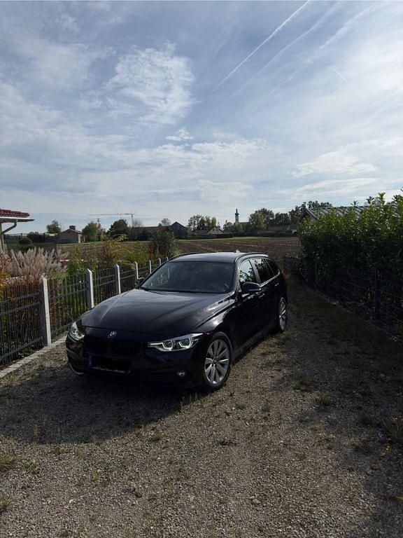 Schwarz Gebraucht 2019 BMW 320 Advantage Kombi | 21.900 € (Guter Preis) - Bild 1/4