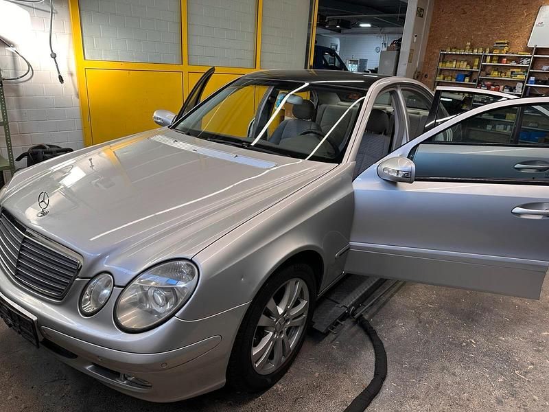 Grau Gebraucht 2003 Mercedes E200 Limousine | 4.200 € - Bild 1/4