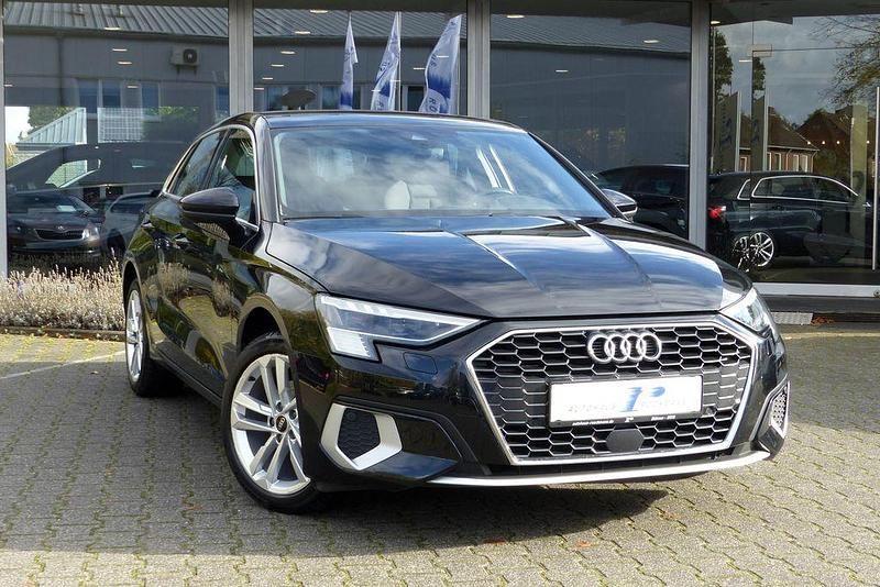 Brillantschwarz Gebraucht 2023 Audi A3 Sportback Sport Limousine | 27.970 € (Fairer Preis) - Bild 1/4