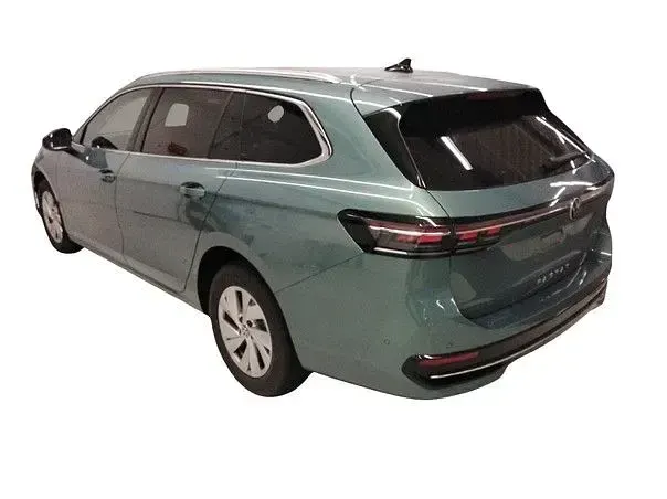 Używany VW Passat Elegance 150 KM (110 kW) 2025 Zielony Kombi