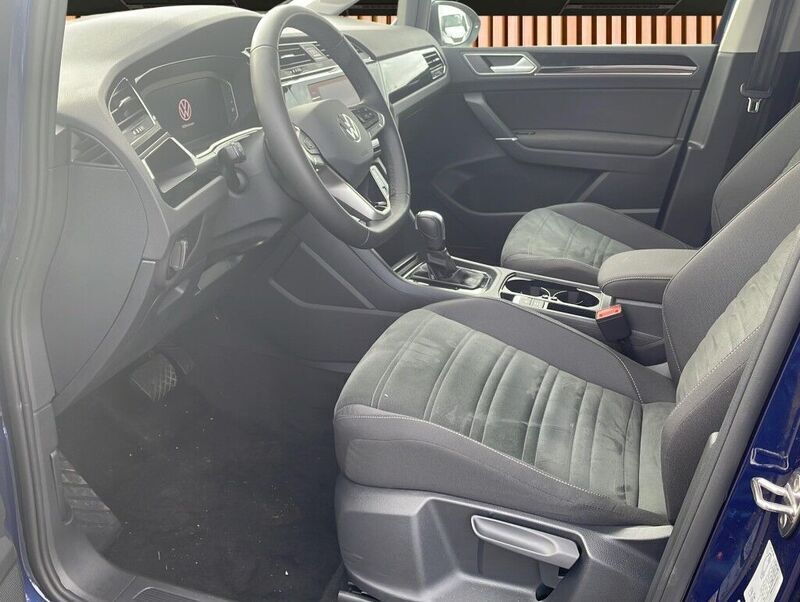 Gebraucht VW Touran Highline 150 PS (110 kW) 2024 Atlantic blau Van / Kleinbus