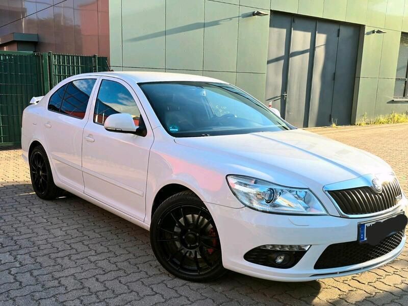 Weiß Gebraucht 2011 Skoda Octavia vRS Limousine | 5.999 € (Fairer Preis) - Bild 1/4