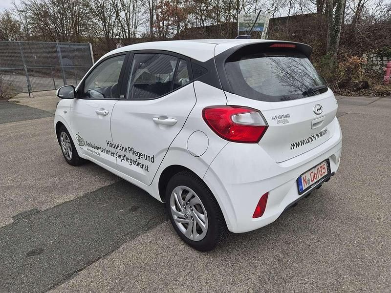 Gebraucht Hyundai i10 Select 67 PS (49 kW) 2020 Polar white / sol Kleinwagen