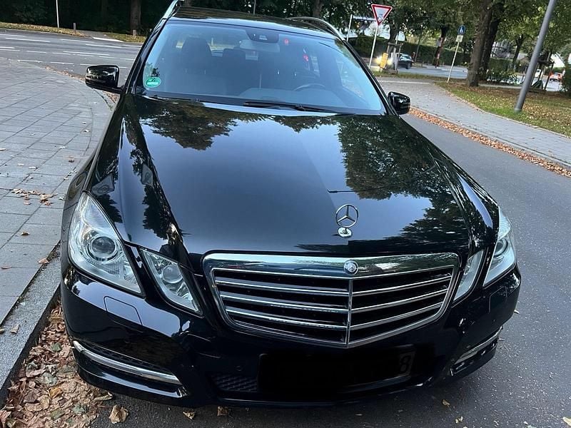 Schwarz Gebraucht 2011 Mercedes E220 Kombi | 7.500 € (Fairer Preis) - Bild 1/4