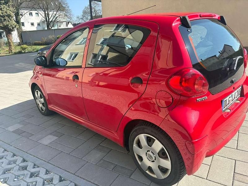 Używany Toyota Aygo 68 KM (50 kW) 2007 Czerwony Hatchback
